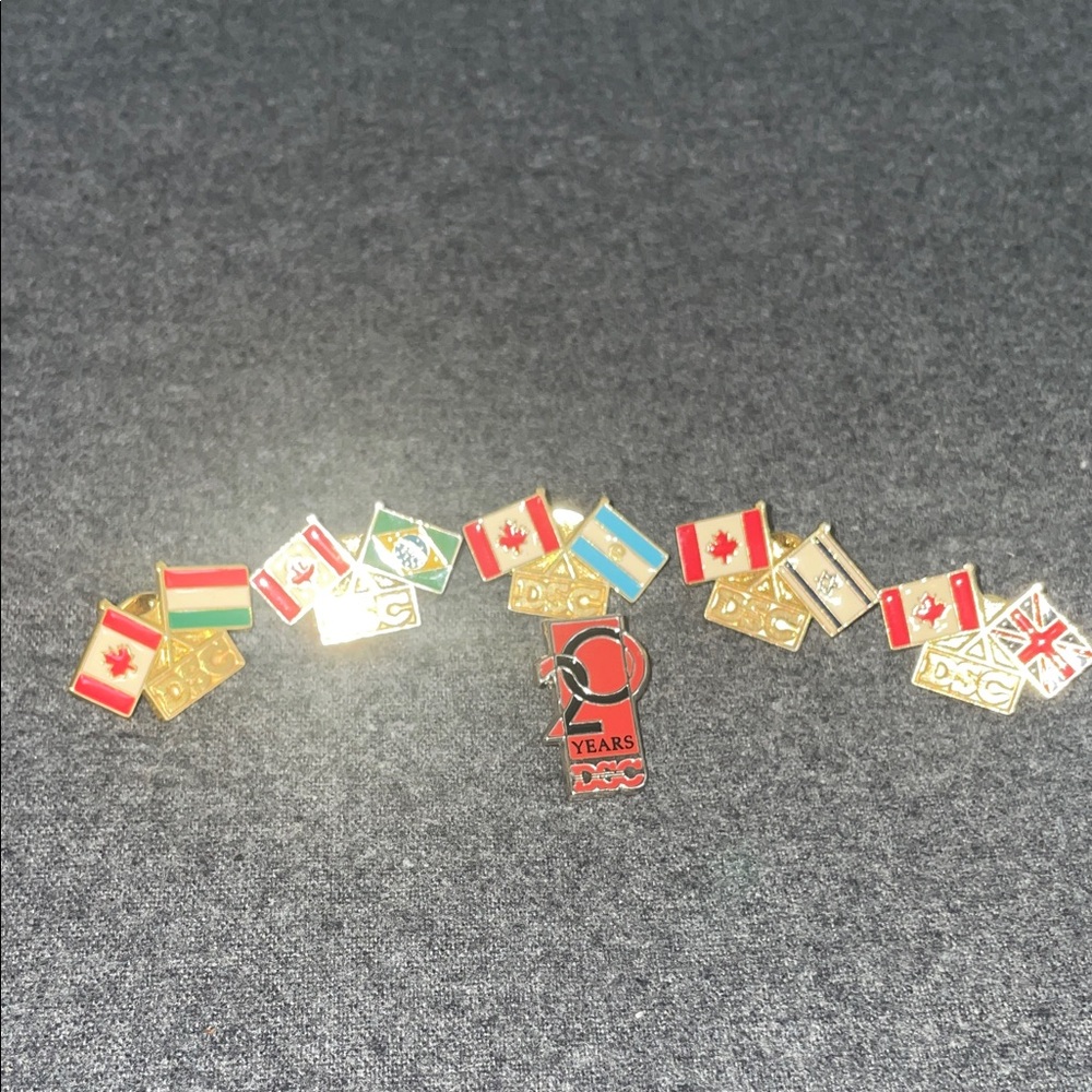 VTG assortment of lapel pins featuring the Canadian flag & Other countries